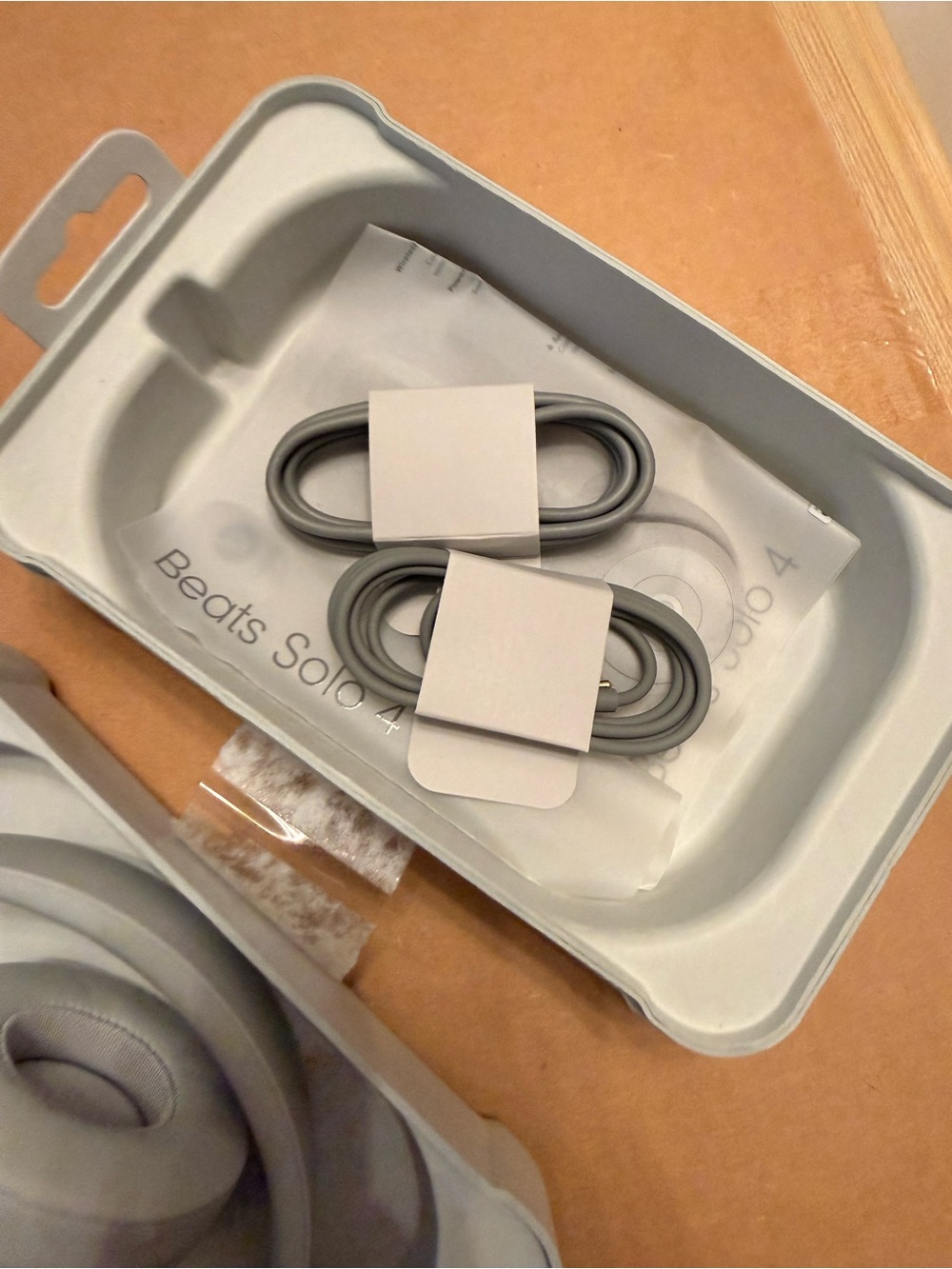 Beats by Dre Solo 4 On-Ear Headphones in Light Gray - Picture 7 of 10